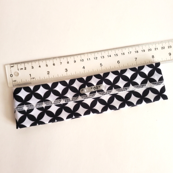 One Tooth - sport athletic headband black and white pattern - Picture 4 of 4